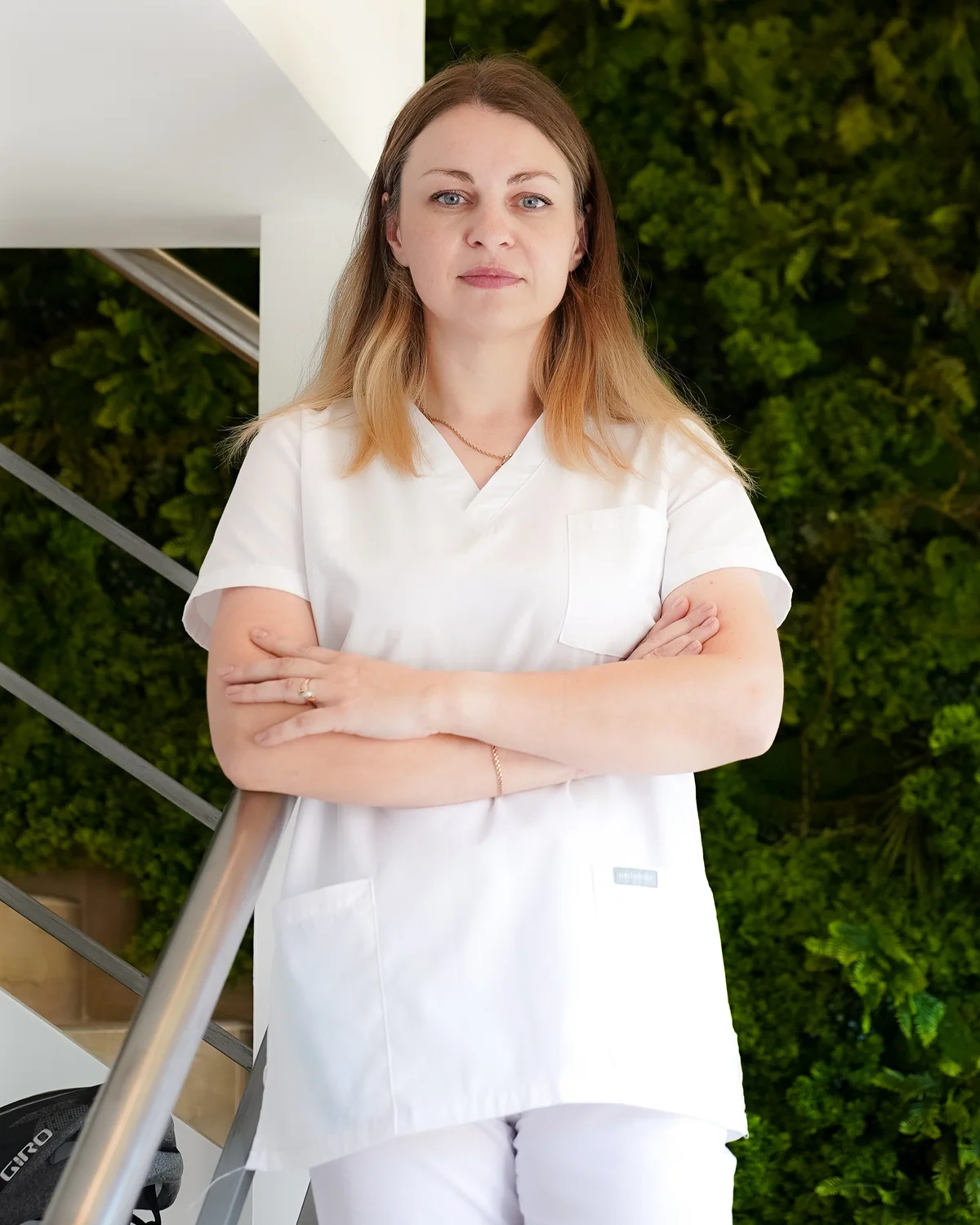 Anastasiya Shlakunova w stroju medycznym we wnętrzu kliniki.
